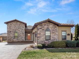 3 Ocaso Dr, Asheville, NC 28806