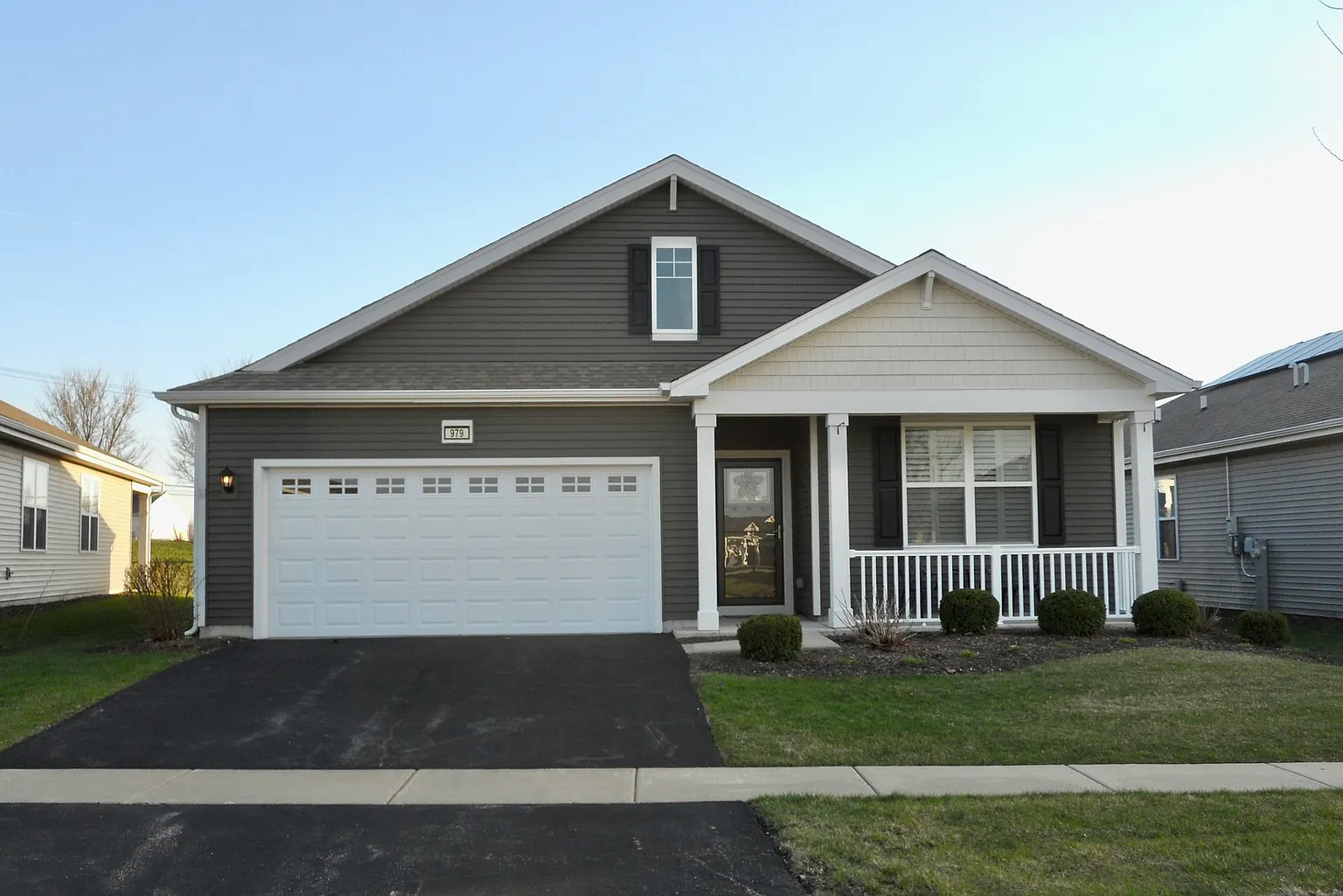 979 Crestview Ln photo 1