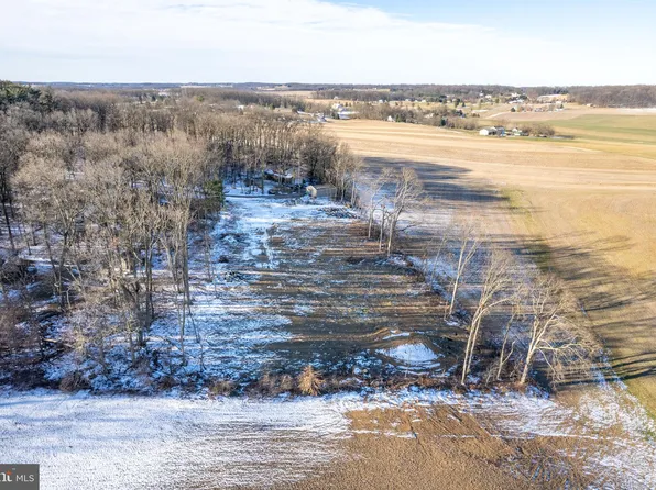 8883 Pleasant Valley Rd, Stewartstown, PA 17363