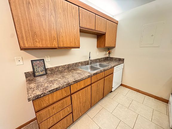4th image of 5100 Emerald Dr APT 4