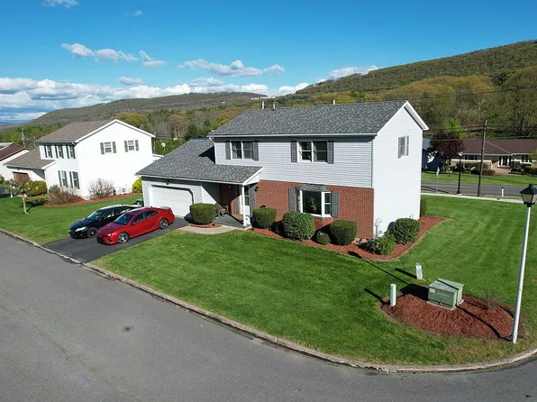 10 Liberty Pl, Sugarloaf, PA 18249