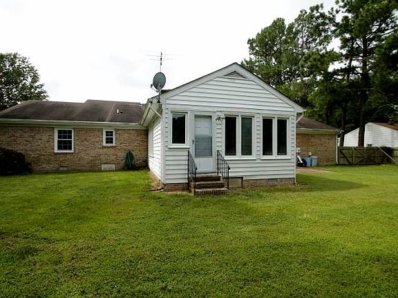 3rd image of 12 Carriage Hill Dr