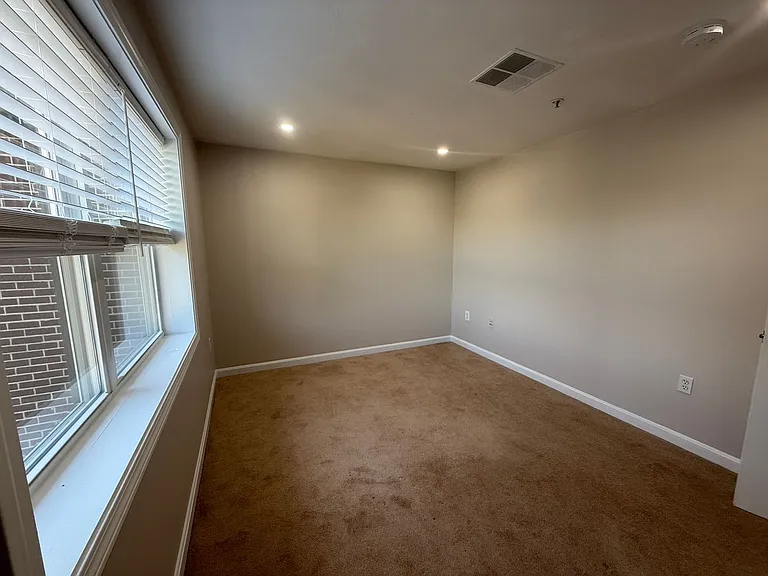 Pondsview Apartments — Photo 35