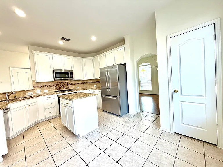 516 Hawken Dr — Photo 5