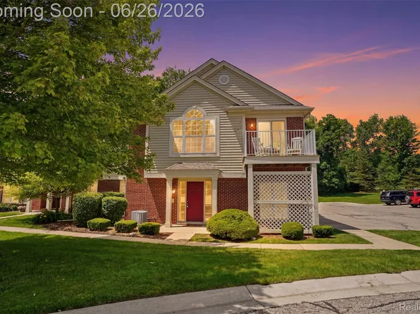 1668 Deepwood Cir, Rochester, MI 48307