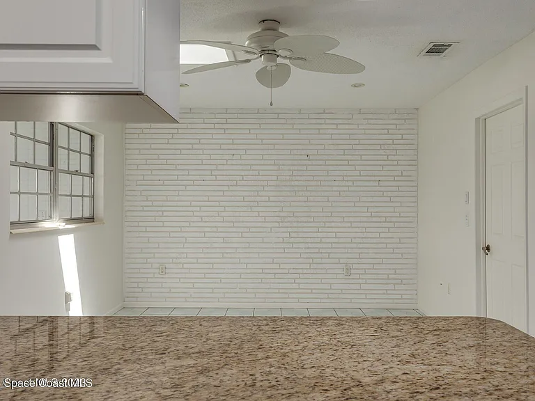 302 Emerald Pl E — Photo 9