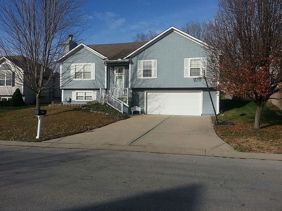 1st image of 221 NE Chateau Dr