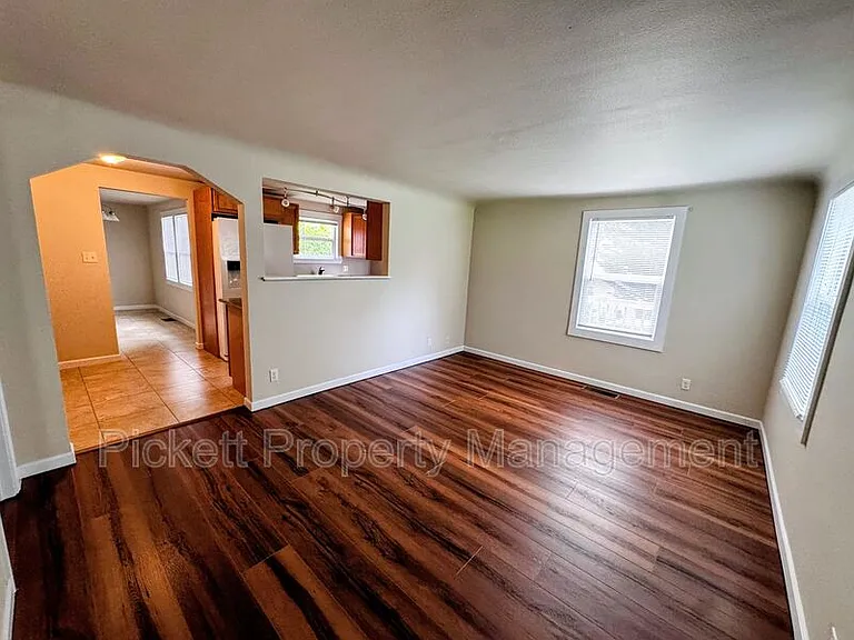 840 Maple Ave E — Photo 3