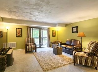 12 Village Ln APT 33, Tyngsboro, MA 01879