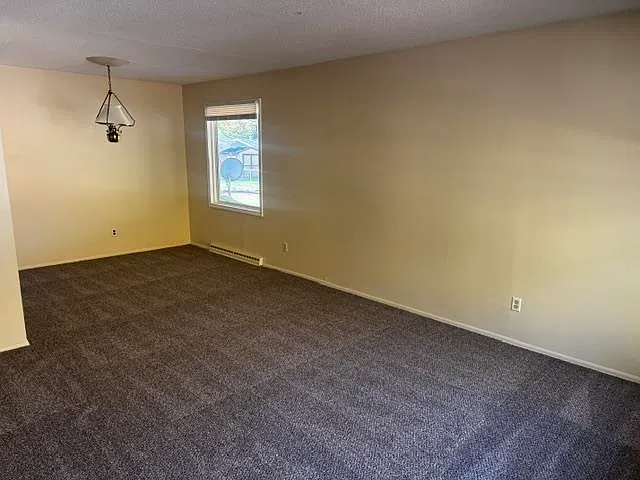 3 bed, 1.0 bath, 988 sqft, $1,300 — Photo 2