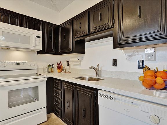 4th image of 2851 Somerset Dr APT 405