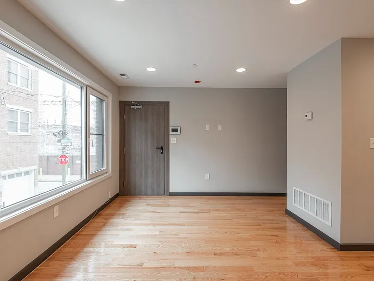 2545-47 Montrose St #BB — Photo 4