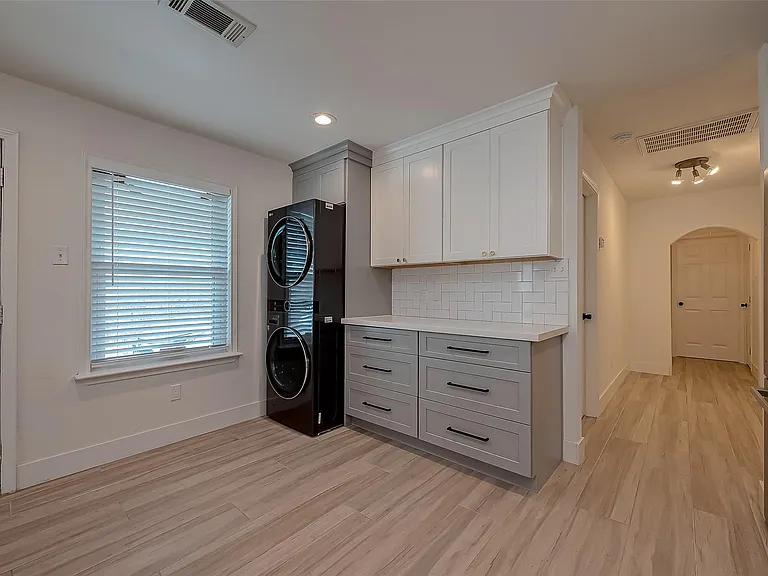 915 Adele St — Photo 10