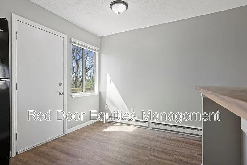 2 bed, 1.0 bath, 832 sqft, $1,050 — Photo 4