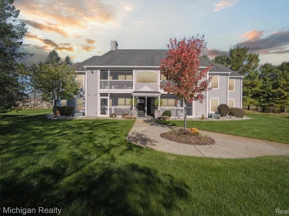 724 W Barrington Cir, Jackson, MI 49203
