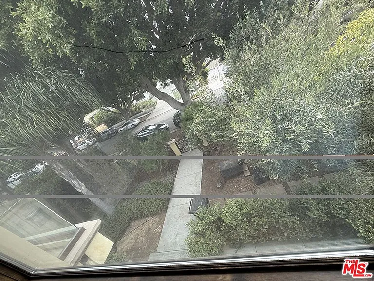 1126 Yale St — Photo 14