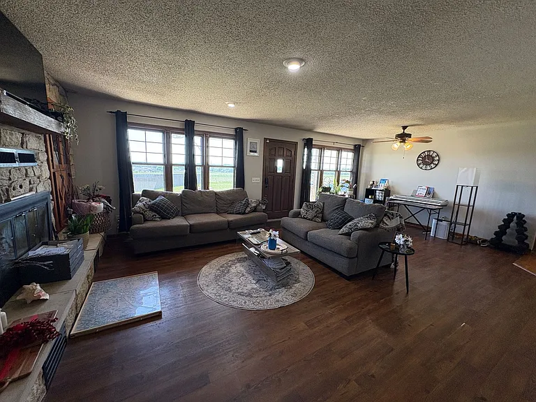 4676 N Dwight Dr — Photo 8