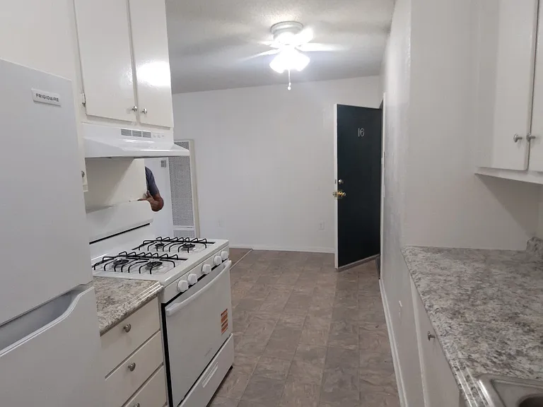 6710 Woodley Ave — Photo 1