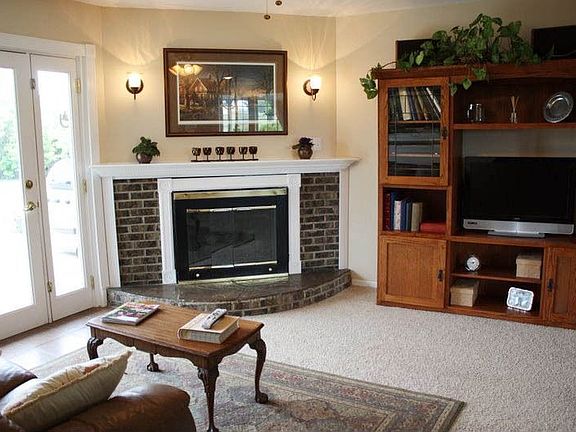 Spacious Family Room!!