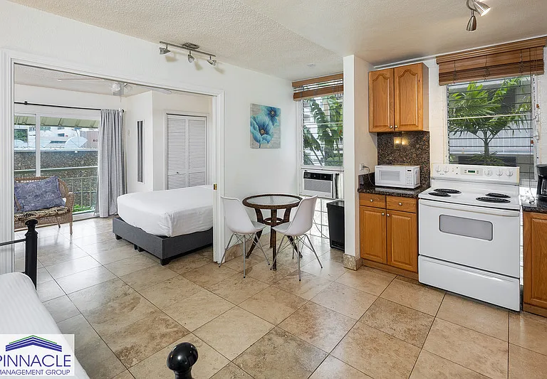 240 Liliuokalani Ave #302 — Photo 1