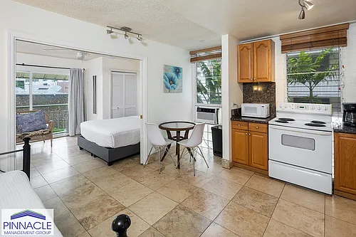240 Liliuokalani Ave #302 Photo 1