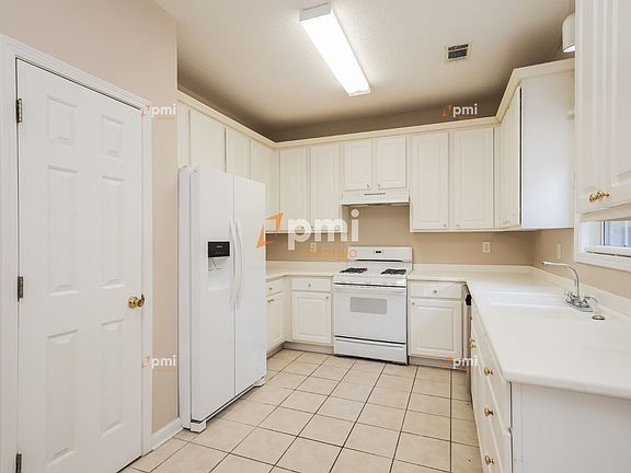3rd image of 1311 Vine Cir