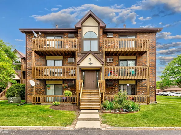 439 Berkshire Dr, Crystal Lake, IL