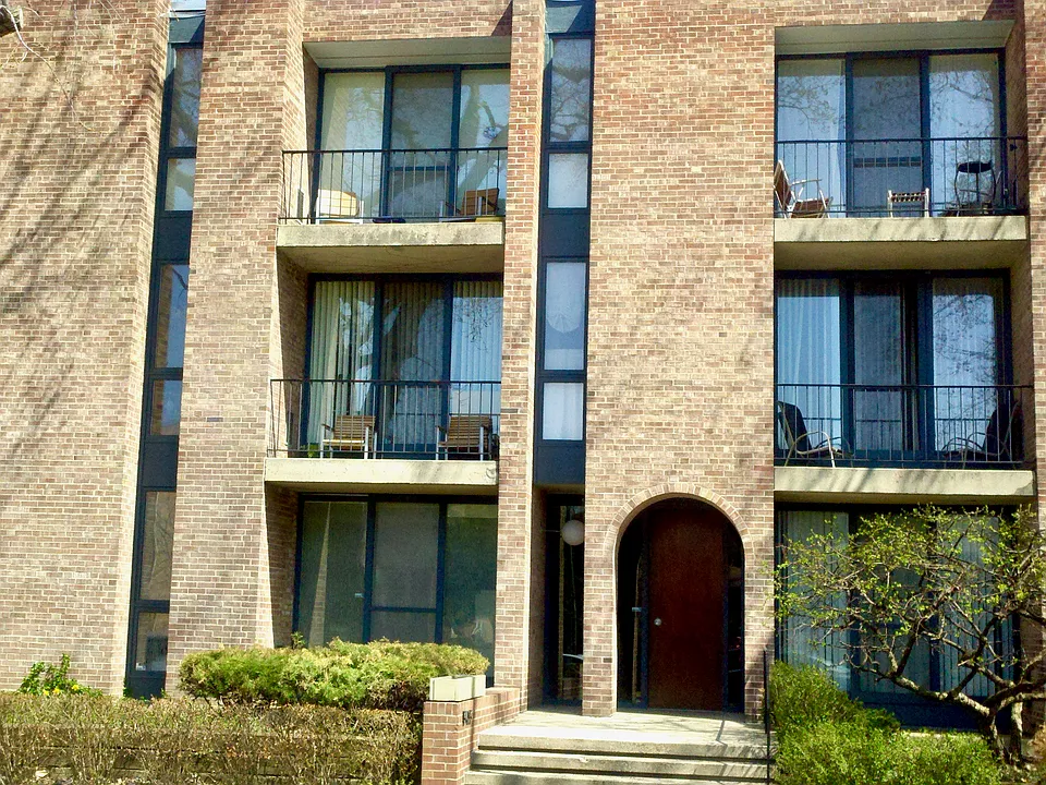 5435 N Artesian Ave #2N