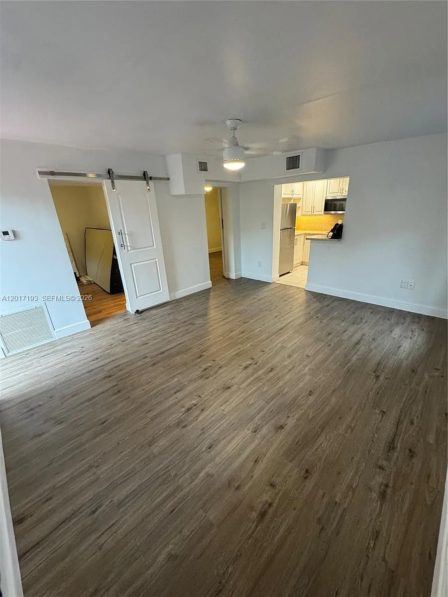 Building Photo - 235 SW 64th Ave #2B