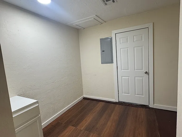 203 Debbie Ln — Photo 5