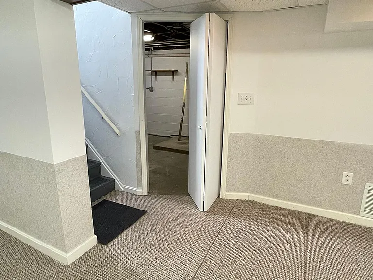 LL Entry to Laundry, washer/dryer NOT provided