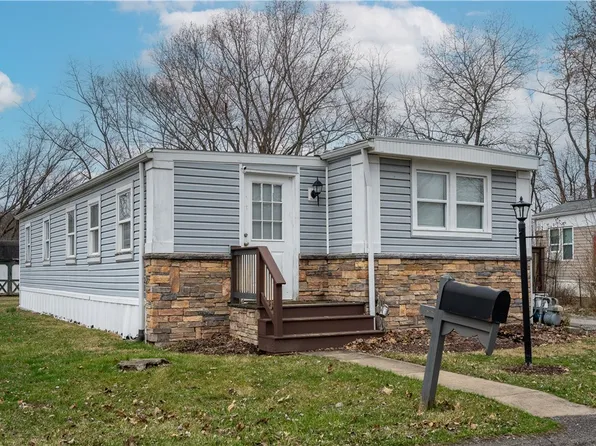 26 Circle Dr, Finleyville, PA 15332