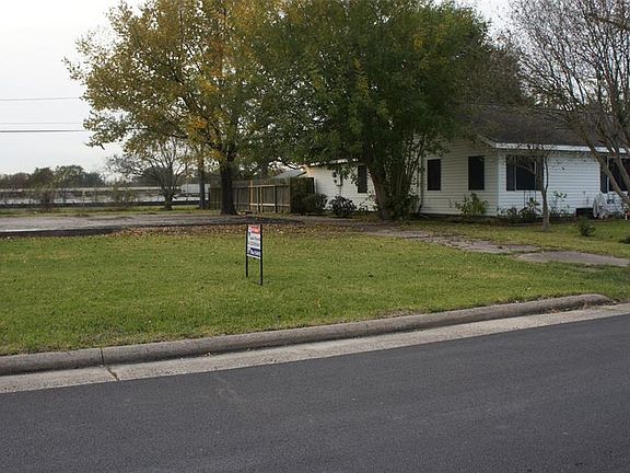 3rd image of 1303 Leggett Dr
