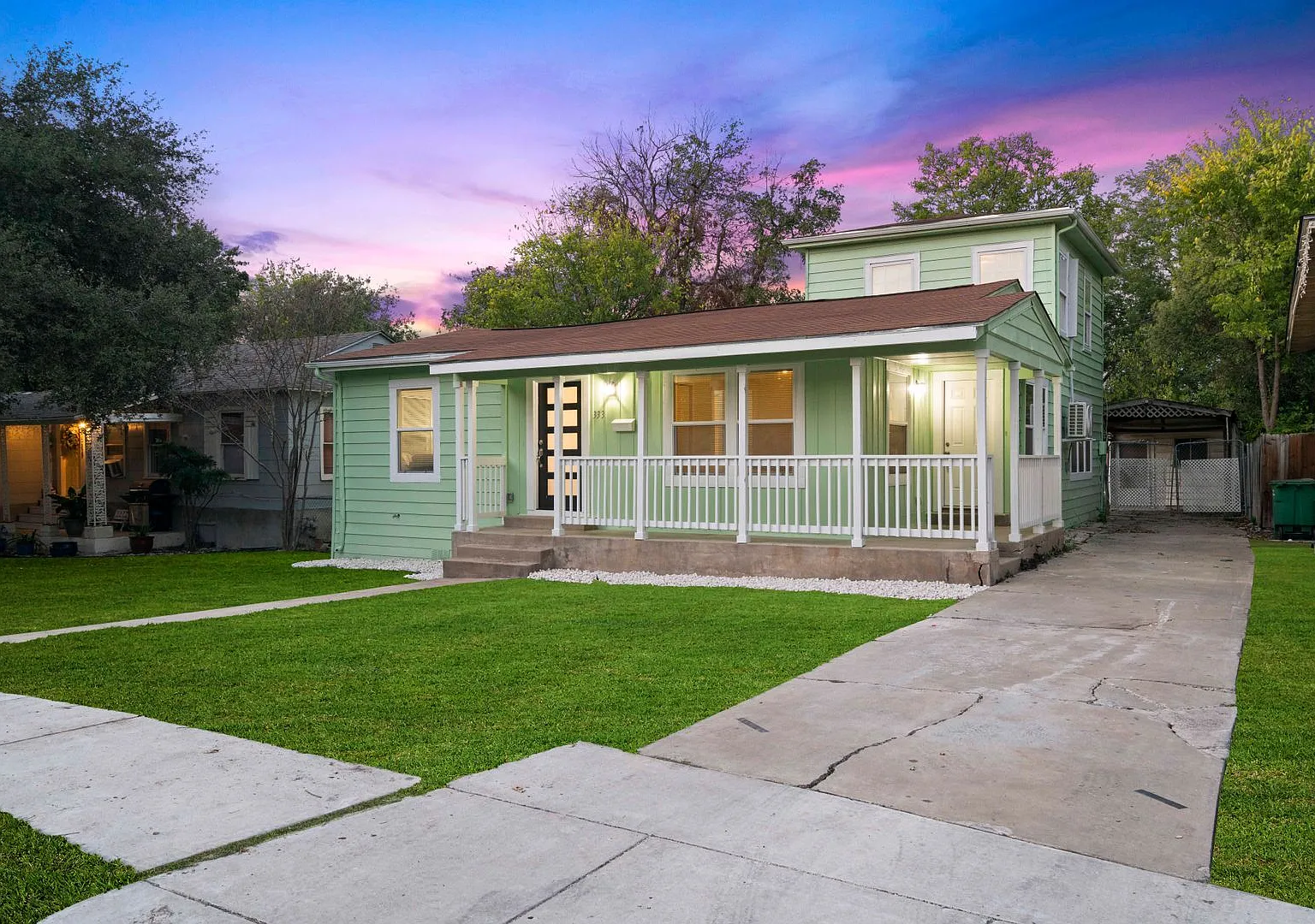 Chic Highland Park Estates Home: Updated 3BR/2BA with Private Yard — Photo 2