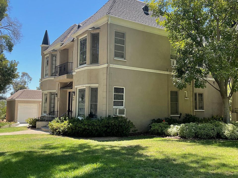 Bay windows and stately appearance of Orange Grove Apartments in Pasadena, CA.