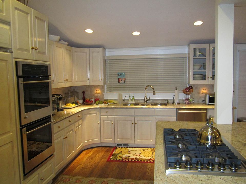 1st image of 12 Ivy Dr