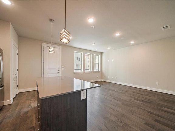 5th image of 4819 Caroline St #203