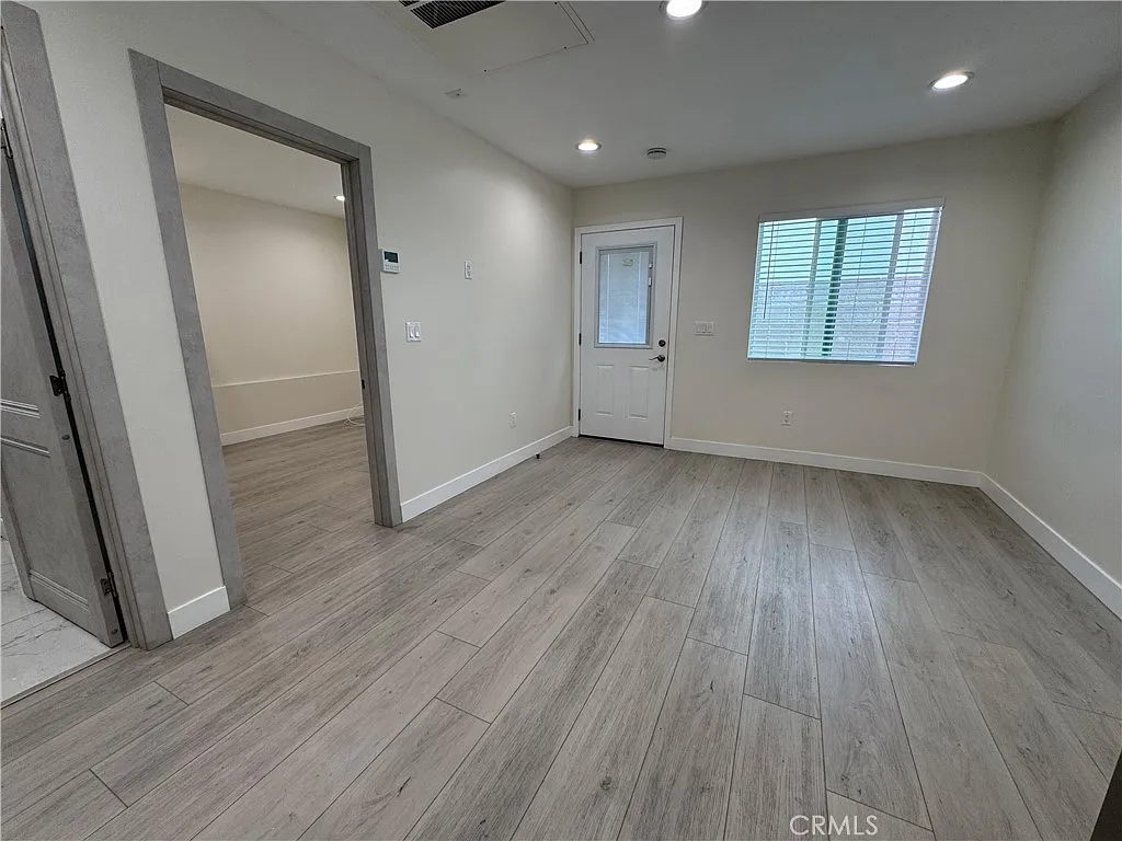 2 bed, 560 sqft, $2,500 — Photo 3