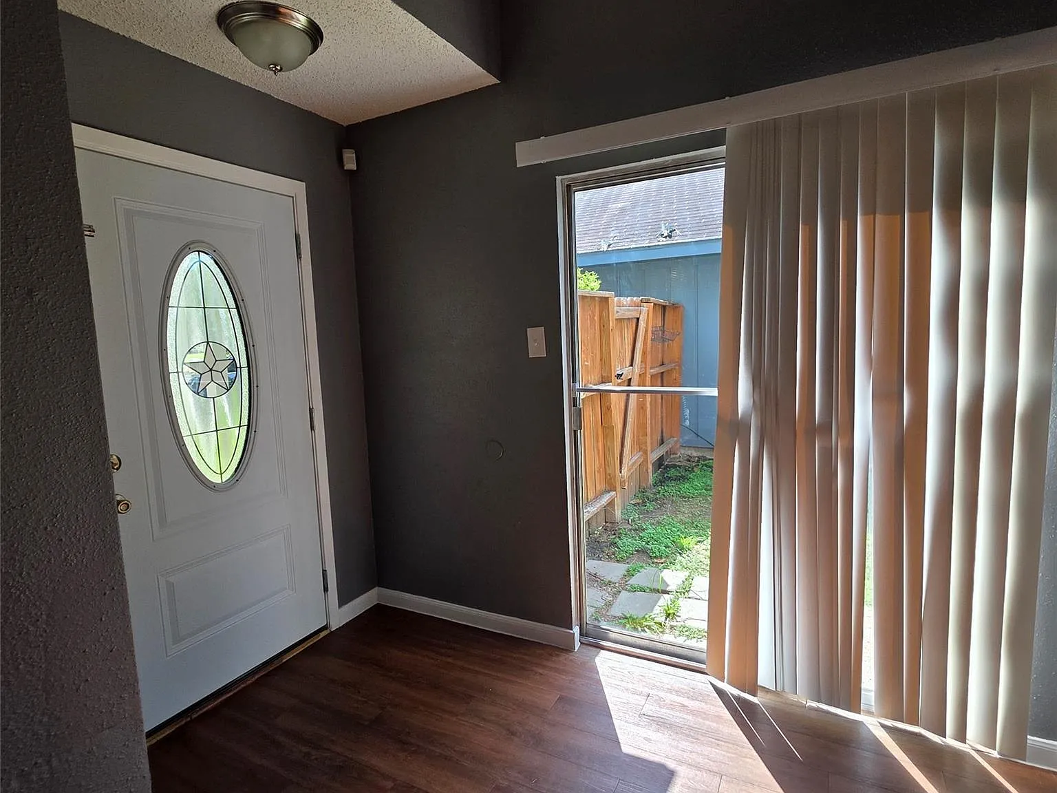 3 bed, 4.0 bath, 1162 sqft, $1,575 — Photo 2