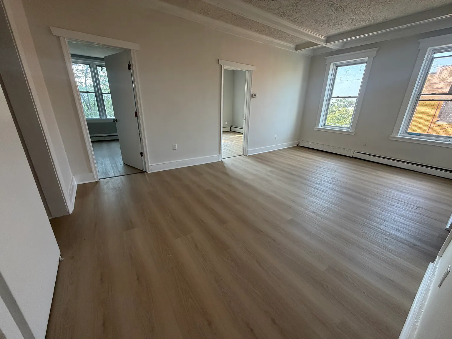 3 bed, 850 sqft, $2,400 — Photo 2