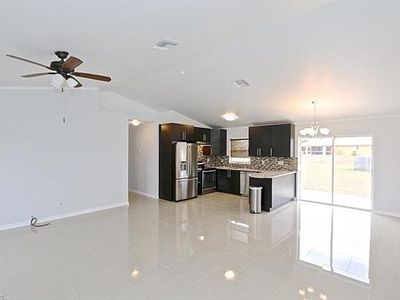 5th image of 819 Woodridge Cir