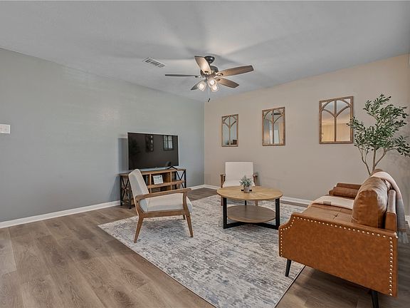 5th image of 810 Navarro Dr APT D