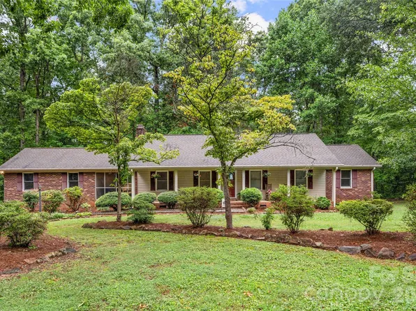 101 Magnolia Dr, Mount Holly, NC 28120