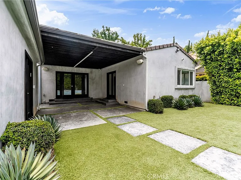 4925 Nagle Ave — Photo 36