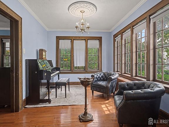 5th image of 21 Elm Pl