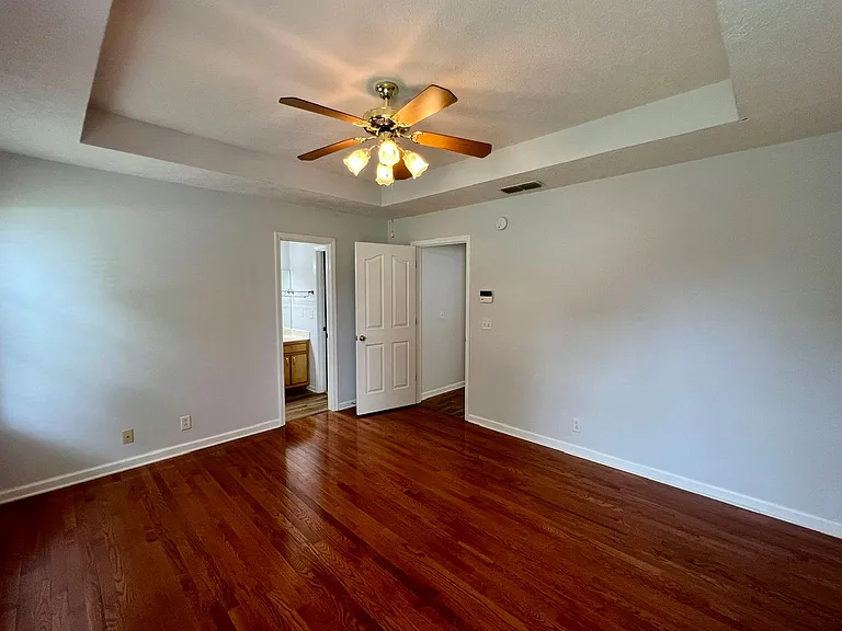 2720 Roscommon Dr — Photo 17