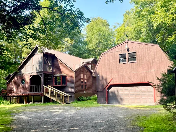 15 Bear Paw Ln, Saranac Lake, NY 12983