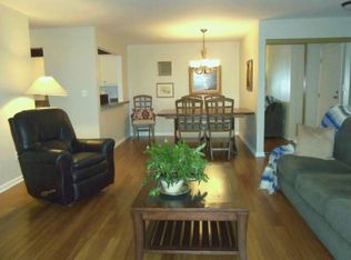 561 Somerset Ln APT 5, Crystal Lake, IL 60014