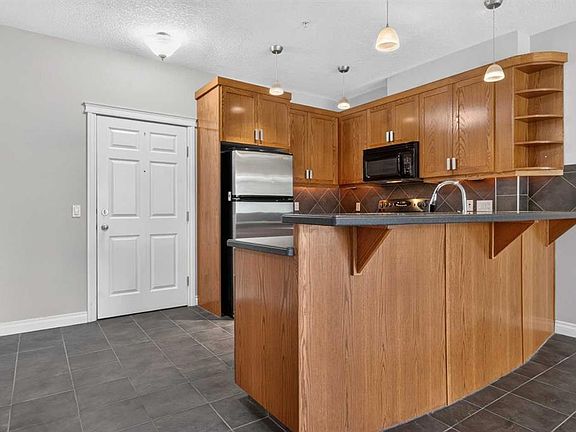3rd image of 14 W Hemlock Cres SW #7101