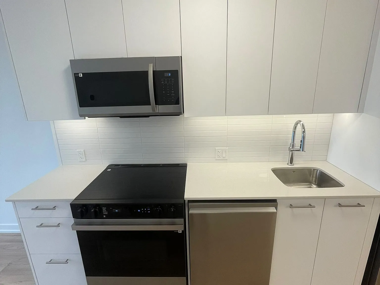 1 bed, 1.5 bath, 550 sqft, $1,900 — Photo 2